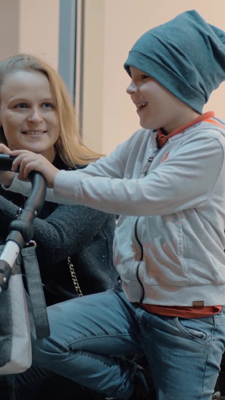 Mamma con due bambini all'aperto in città