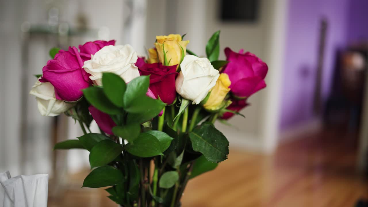 Buquê de rosas multicolorido.