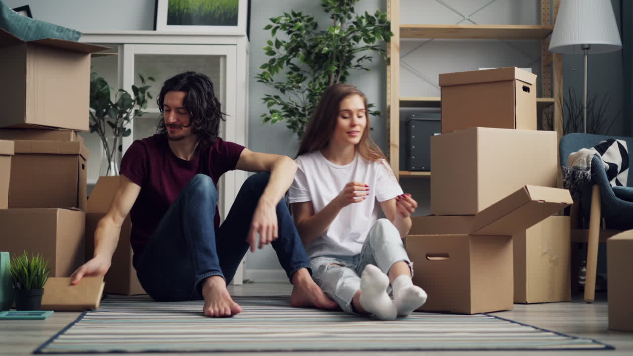 pareja que se muda a un nuevo hogar