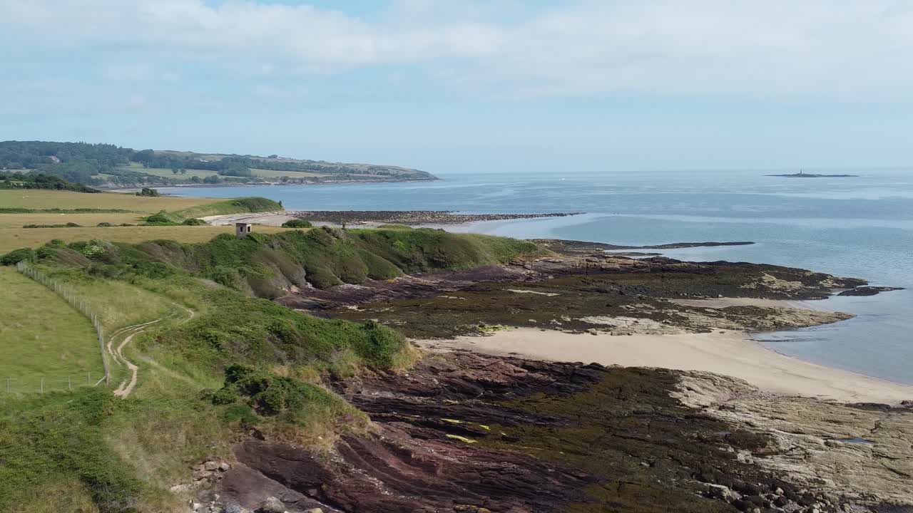ángulos letligwy y la costa costera erosionada vista aérea del paisaje verde ondulado de la costa del campo galés erosionado