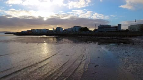 Luftaufnahme-Des-Salthill-Village-Vom-Grattan-Beach,-Galway,-Irland