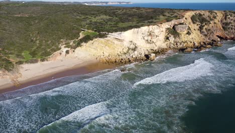 Erstaunlicher-Drohnenschuss-Vom-Strand-Von-Zavial-In-Der-Algarve-Portugal-Am-Atlantik,-Perfektes-Sonniges-Wetter