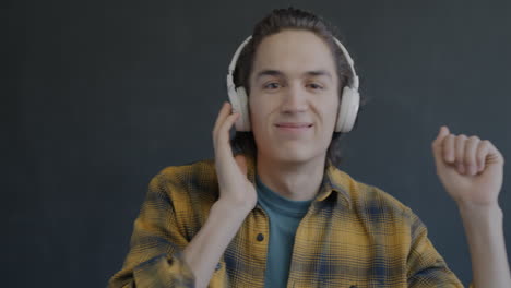 joven escuchando música