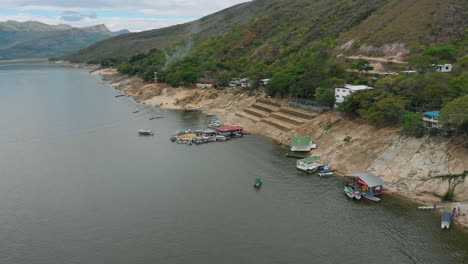 Luftaufnahme-Des-Kolumbianischen-Inneren-Seepiers-In-Tolima