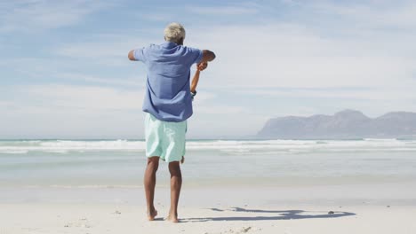 Glücklicher-älterer-Afroamerikanischer-Vater,-Der-Mit-Seinem-Sohn-Am-Sonnigen-Strand-Spielt