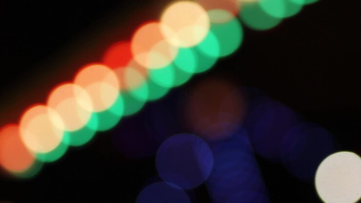 Luci sfocate e colorate di giostre e attrazioni fieristiche