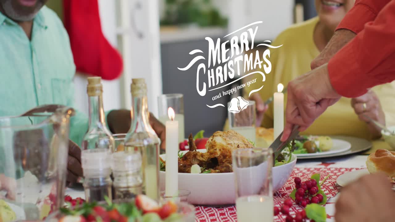 animación de feliz navidad y texto de año nuevo sobre diversos amigos mayores en la mesa de la cena de navidad