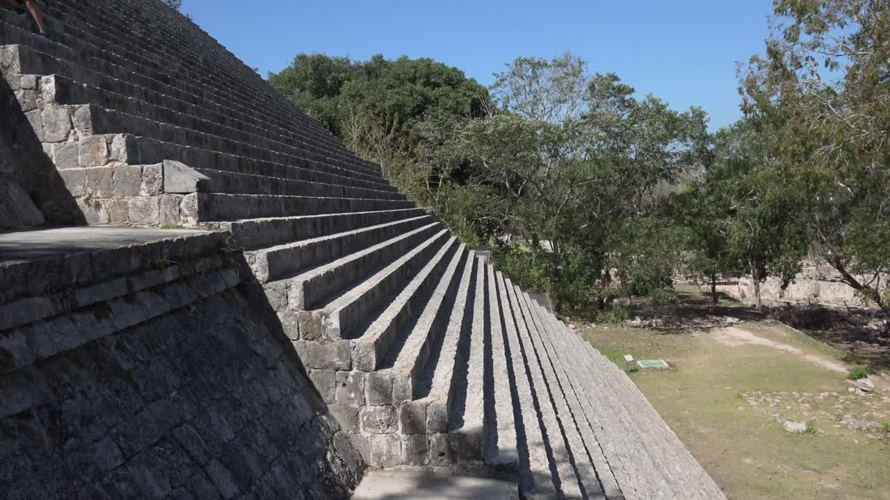 Primo piano delle scale alla Piramide dell'Indovino a Uxmal, Yucatán, Messico.
