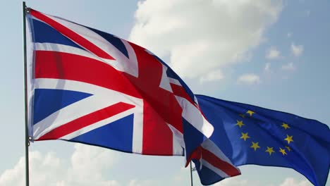primer plano de la bandera británica y la bandera de la unión europea