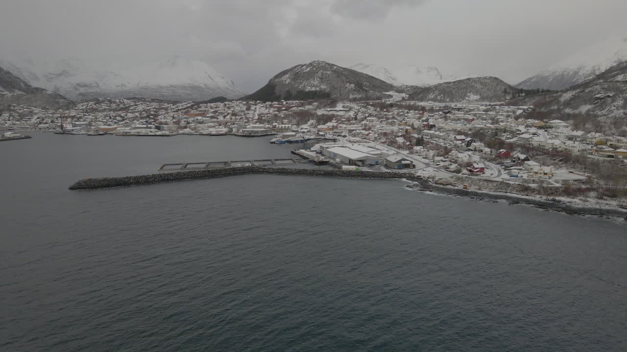 Luftfoto av Landsbyen Skjervøy om vinteren i Norge - droneopptak.