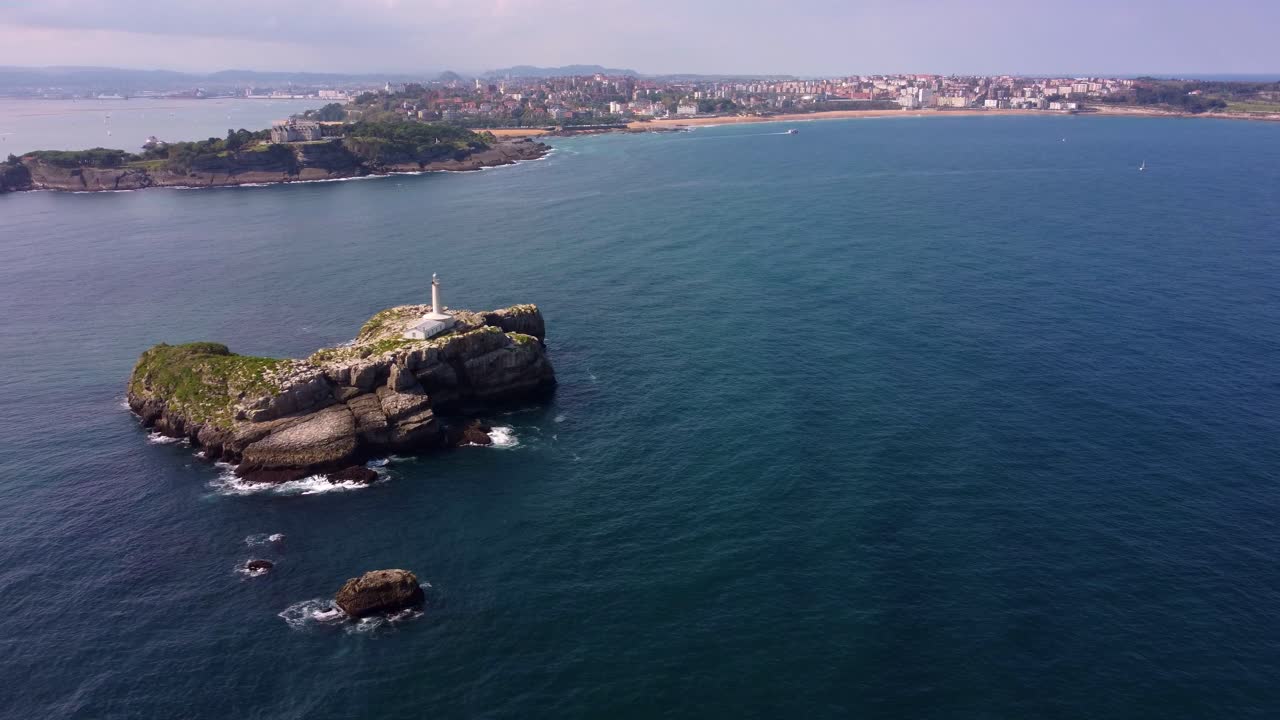 ciudad de santander del norte de españa, vista de la isla del faro en medio del océano en el puerto de la ciudad