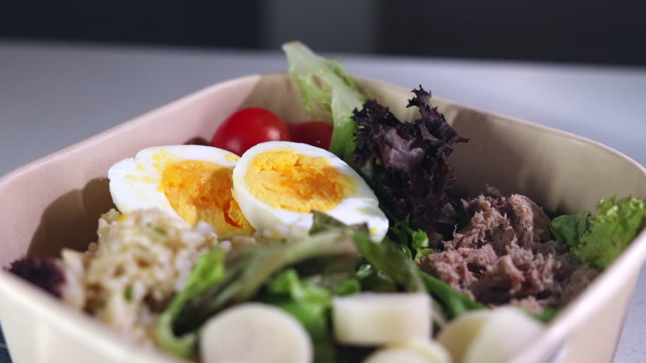 Chilensk salat med egg, cherrytomat, salat og tunfisk