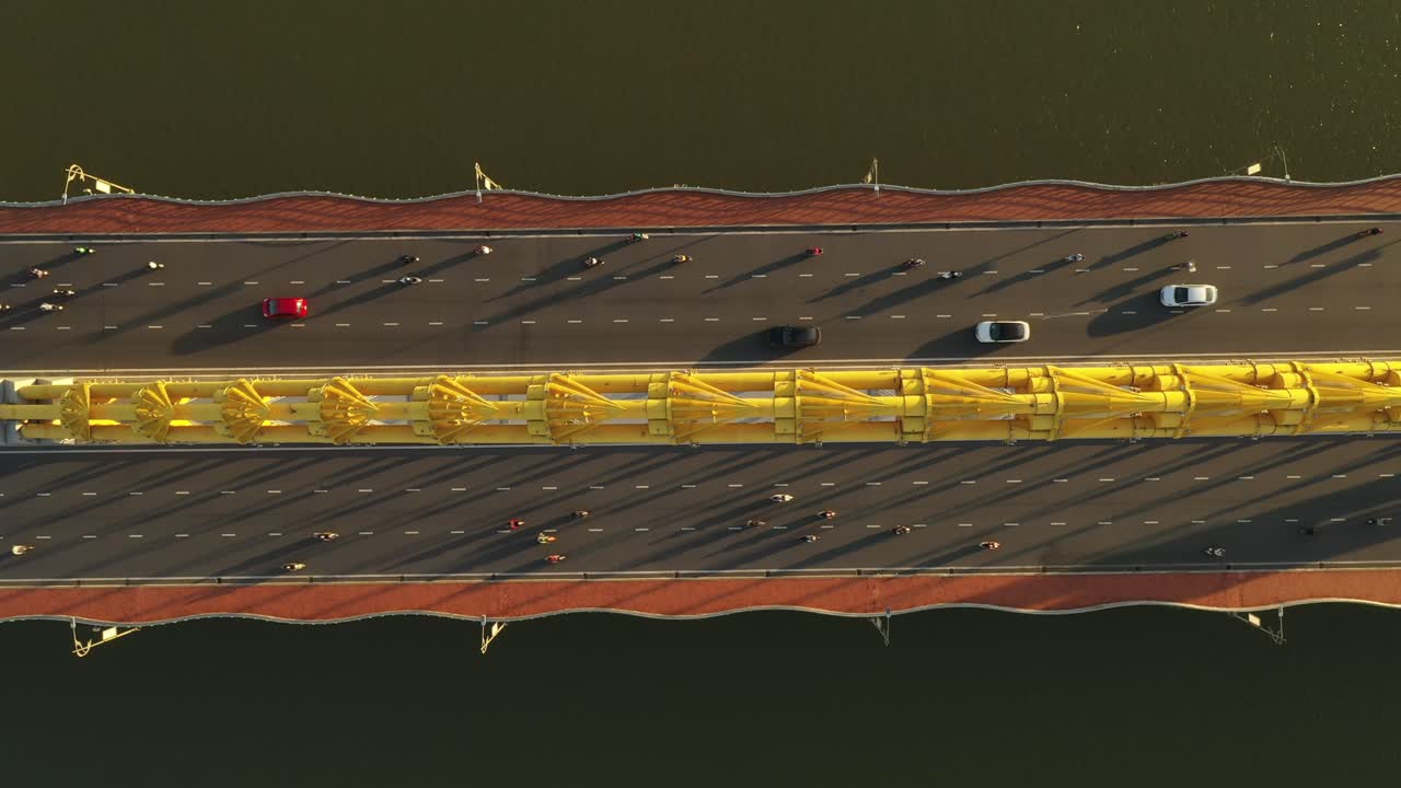 일몰, 다낭, 베트남 도로에서 교통 체증이 심한 용 다리 위의 공중