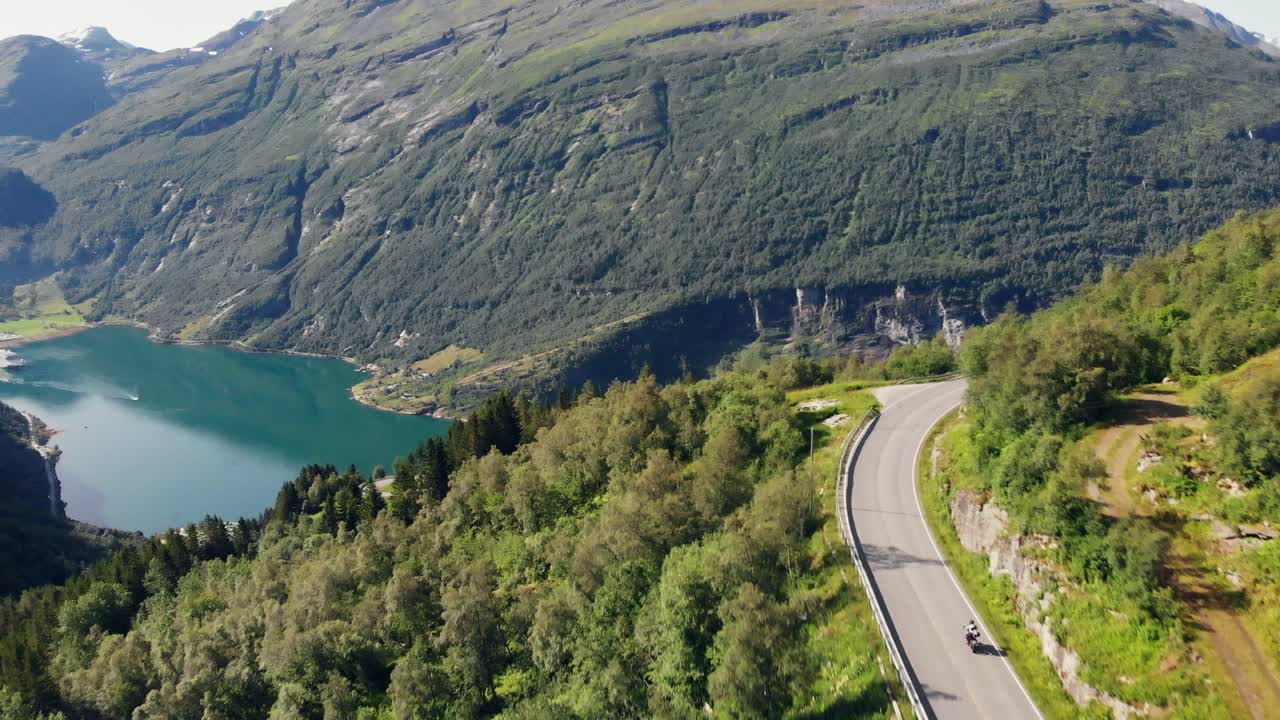 paseos en moto por la carretera en geirangerfjord noruega