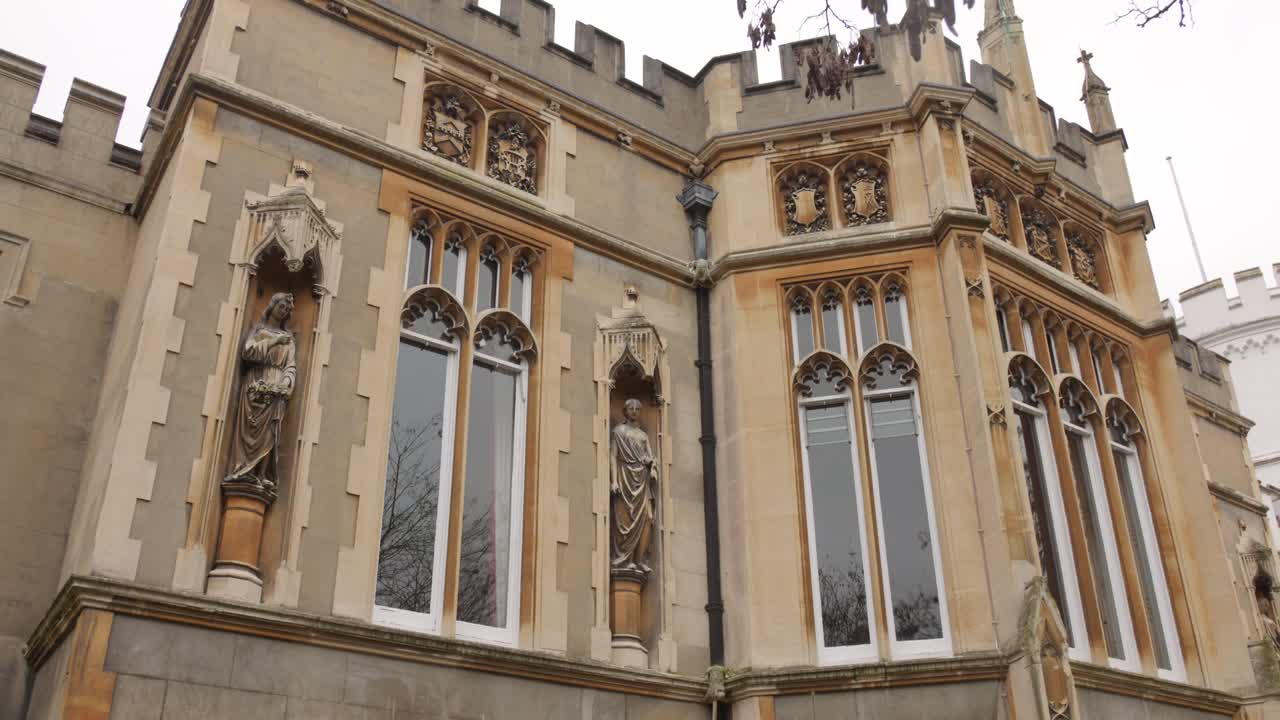tomada de ángulo bajo de la arquitectura de la casa de strawberry hill en twickenham, gran londres, inglaterra en un día nublado