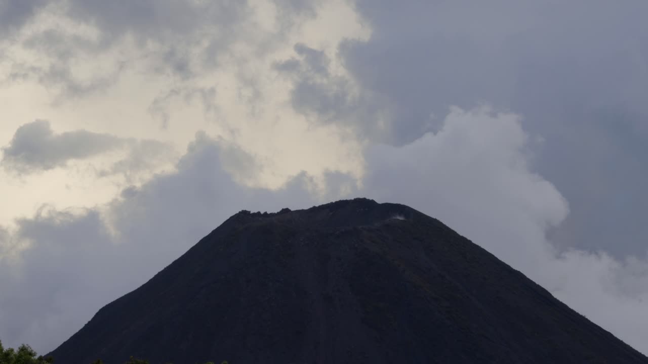 활발한 화산 크레이터 이잘코 엘 살바도르, 복합 지층 화산 콘 모양