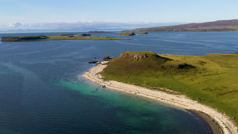 tiro de drone de playa de coral en claigan con playas de arena blanca y agua azul tropical, en escocia