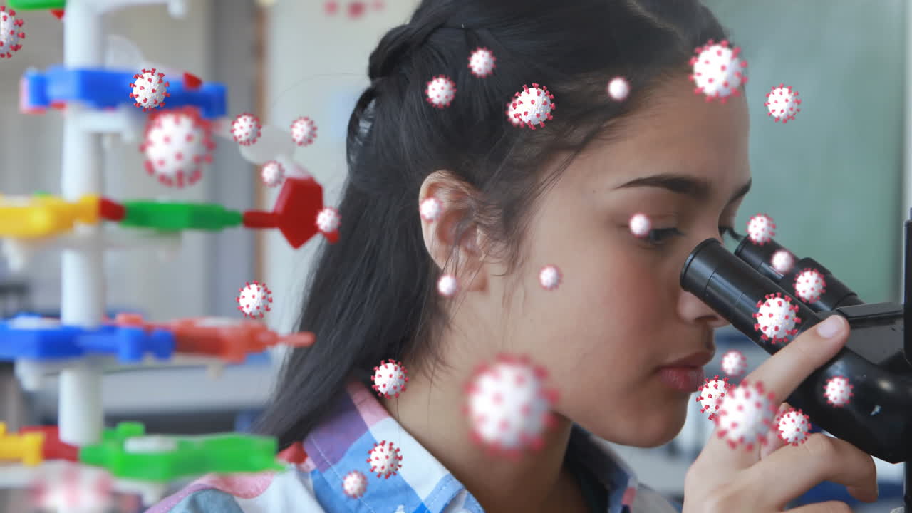 células de covid-19 contra una niña usando un microscopio en el laboratorio