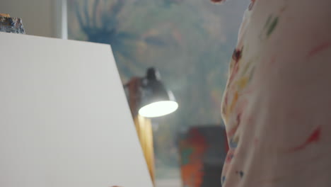 dibujo de un artista con lápiz en lienzo