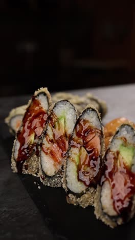 un rollo de sushi de salmón frito y crujiente con aguacate