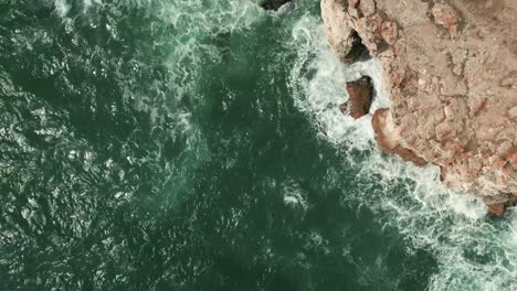 aerial-top-down-ocean-waves-crashing-in-to