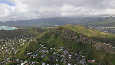 tomada de drone de la caminata de la caja de pastillas de lanikai en oahu, hawai