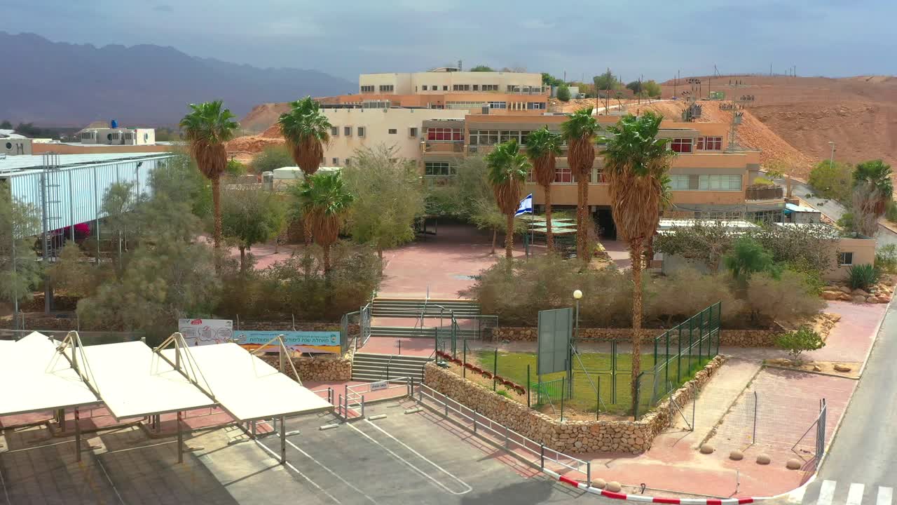 키부츠 요트바타, 남부 아라바, 현대식 건물을 보여주는 이스라엘로 공중 비행