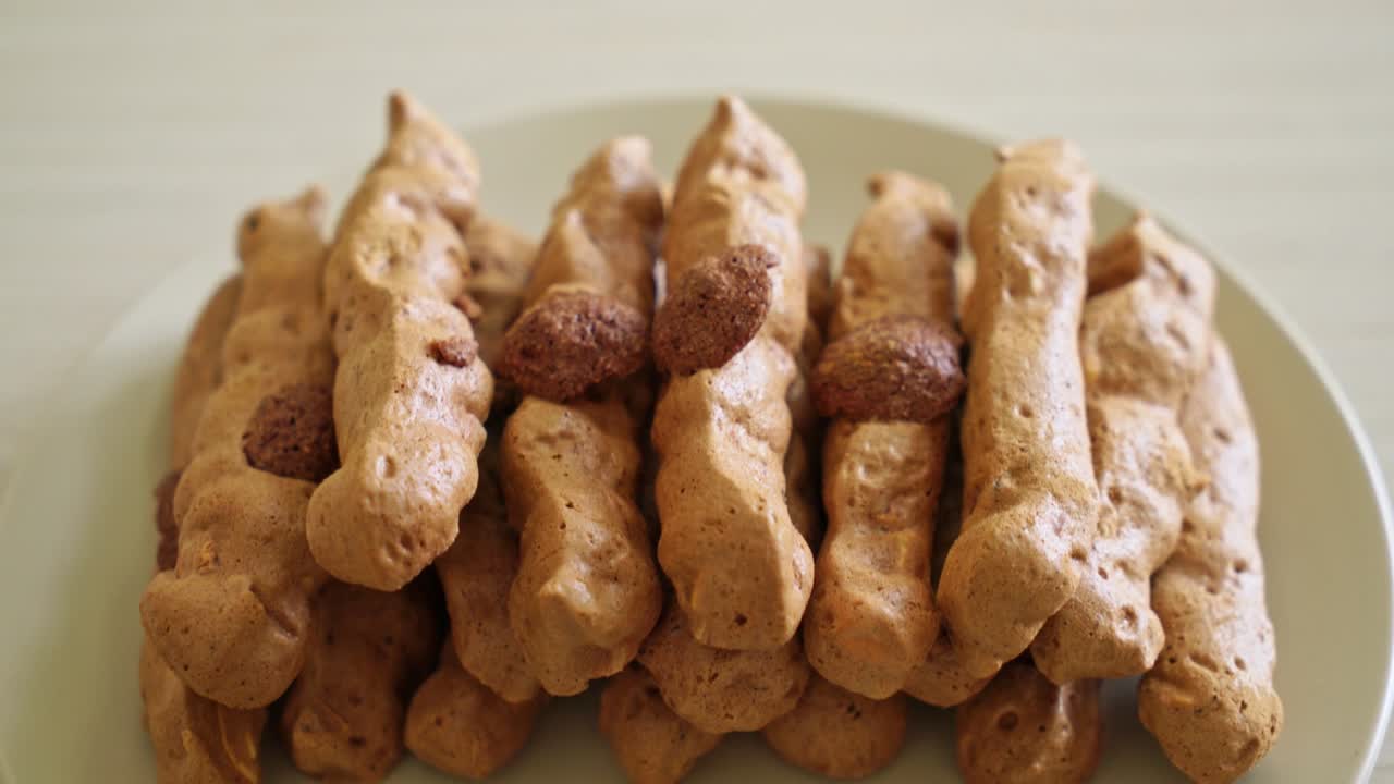 접시에 초콜릿 머랭 스틱 - 프랑스 스낵 및 디저트 스타일