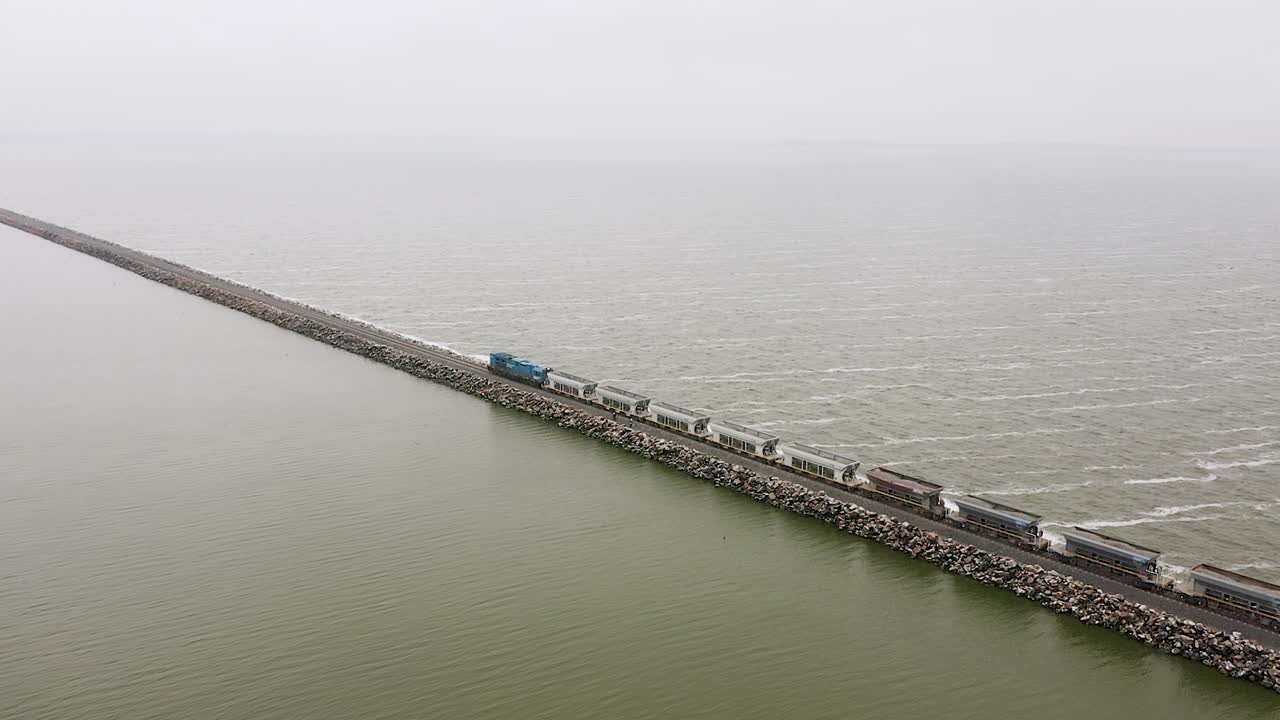 아르헨티나에서 바다로 직선 트랙에 긴 산업 화물 열차, 공중 팬