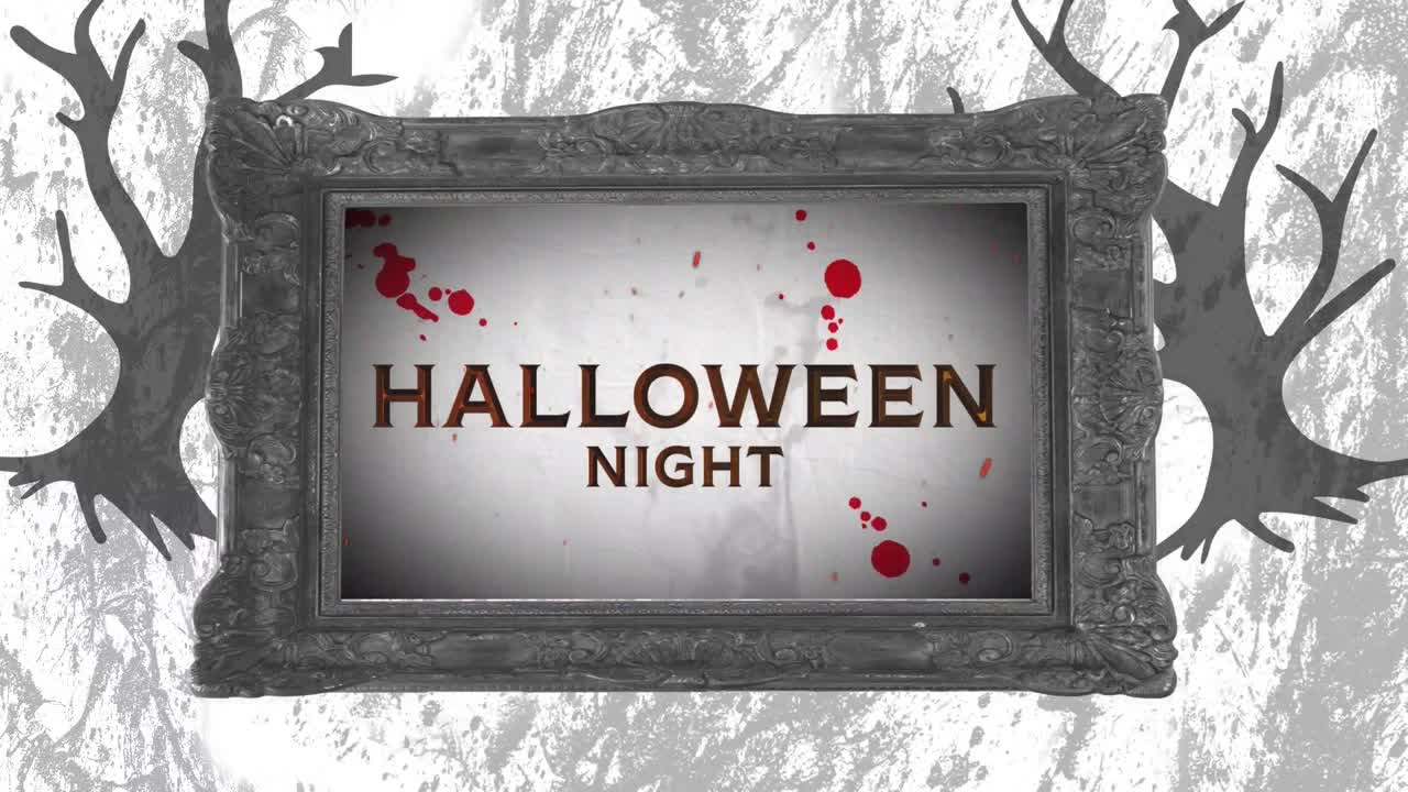 무서운 나무와 그런지 질감의 회색 배경에 대한 프레임에서 할로윈 밤