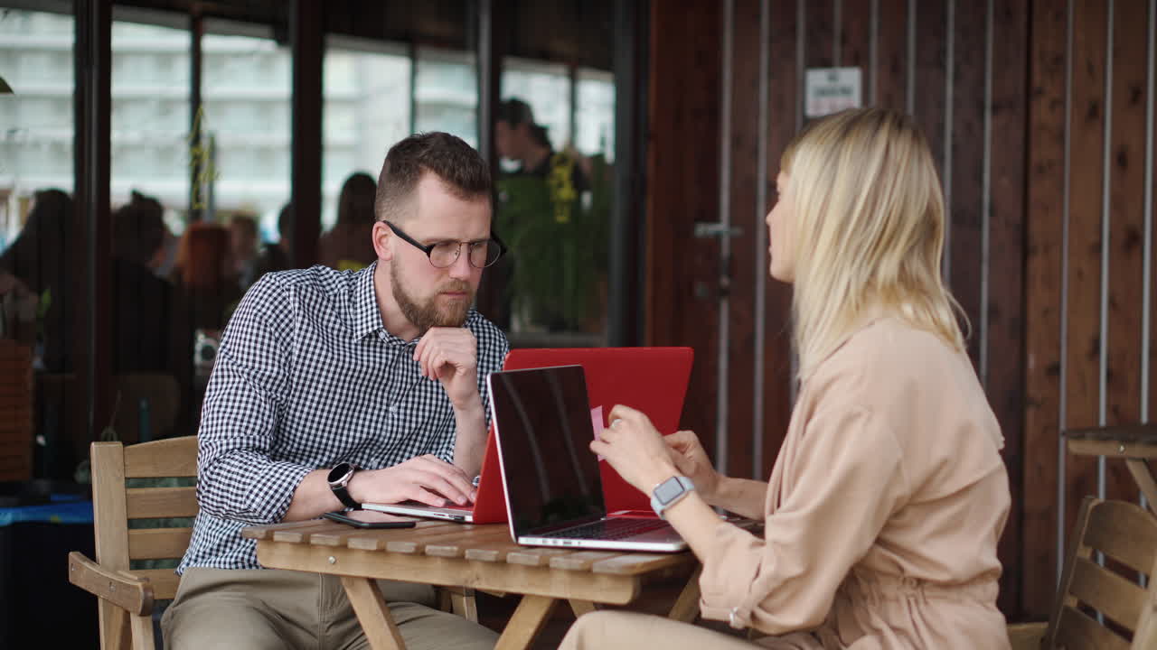 colaboración empresarial en un café