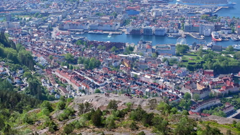 Toma-De-Drone-Desde-Stoltzekleiven-Con-Impresionantes-Vistas-De-Sandviken-Y-Bergen.