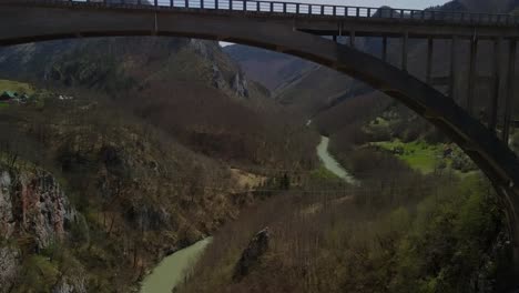 Drohnenaufnahmen,-Die-Unter-Der-Durdevica-Tara-Brücke-Und-Durch-Das-Tal-In-Montenegro-Fliegen