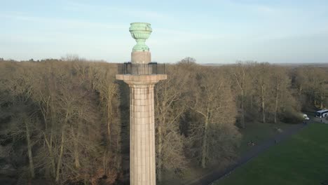 vista aérea del monumento de bridgewater orbitando a través de ashridge estate national trust forest woodland