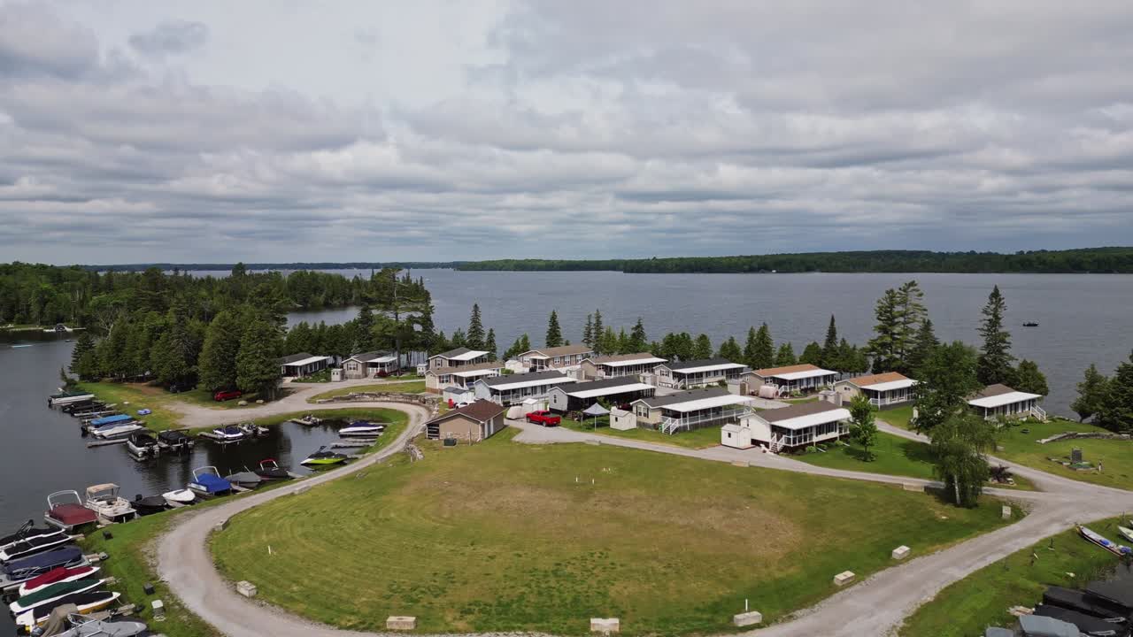 hermosos barrios alrededor del lago - toma aérea