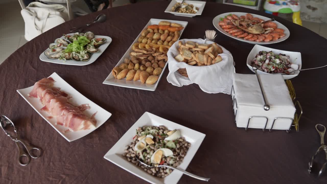Piatti e stuzzichini assortiti a base di frutti di mare disposti su un tavolo.