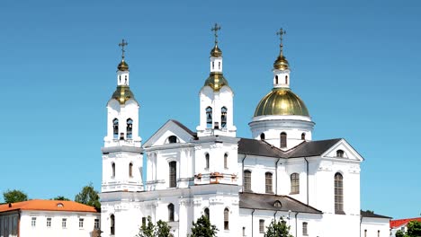 vitebsk, bielorrusia. primer plano de la iglesia catedral de la asunción en la ciudad alta en la colina del monte uspensky en la noche de verano. zoom, zoom out