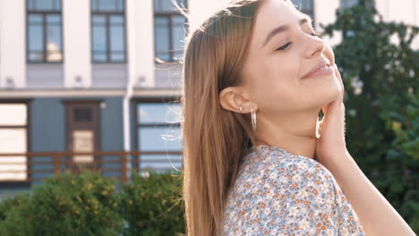 mujer feliz al aire libre