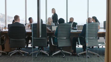 Líder-De-Equipo-De-Mujeres-De-Negocios-Reuniéndose-Con-Colegas-En-La-Sala-De-Juntas-Discutiendo-Estrategias-De-Planificación-De-Ideas