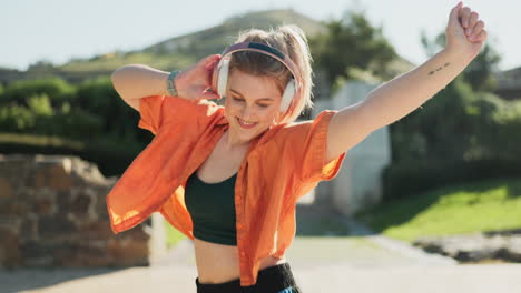 Baile,-Auriculares-Y-Una-Mujer-Caminando-En-Un-Jardín.