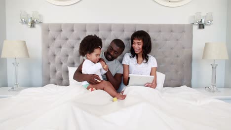 New-parents-with-their-baby-in-bed