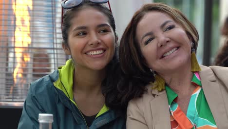 Mujeres-Jóvenes-Y-Adultas-Sonriendo-Y-Posando-Ante-La-Cámara-En-Laveno-Mombello,-Varese,-Italia