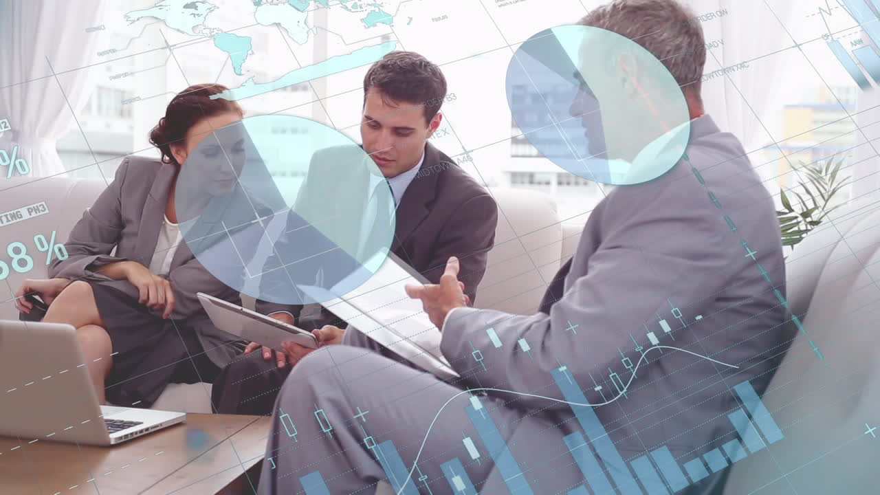 animación del procesamiento de datos sobre los empresarios caucásicos en la oficina