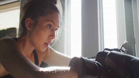 video de una mujer caucásica en forma y cansada descansando después de entrenar en el gimnasio