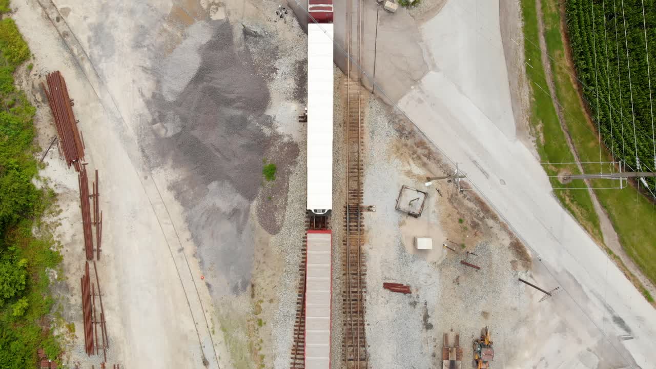 트랙에서 아래에서 위로 이동하는 기차를 보여주는 4k 하향식 영상