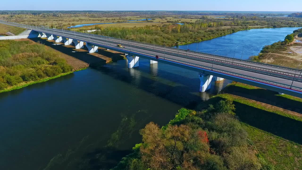 puente de carretera río. vista de avión no tripulado de la carretera y el puente de automóviles sobre el agua