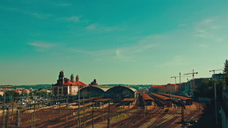 Lapso-De-Tiempo-De-La-Estación-De-Tren-Principal-De-Praga,-Hlavni-Nadrazi-En-El-Cielo-Azul-Día-Soleado-De-Verano