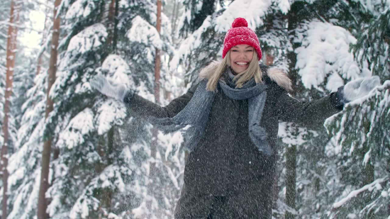 눈과 함께 재미를 느끼는 소녀