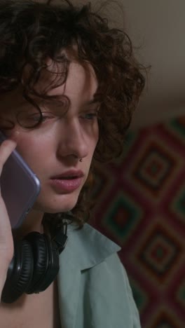 una mujer en una llamada telefónica.