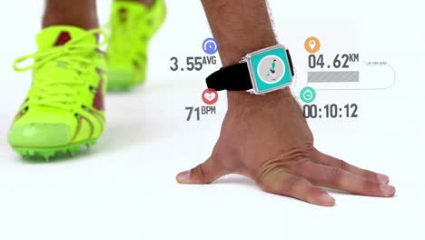 atleta en posición inicial con un reloj inteligente alrededor de su cintura